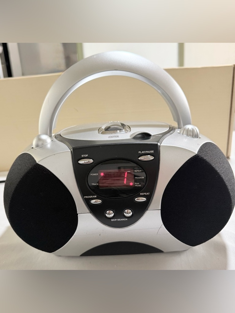 Durabrand AM/FM Radio Portable CD Player / Model CD-1095 Silver & Black